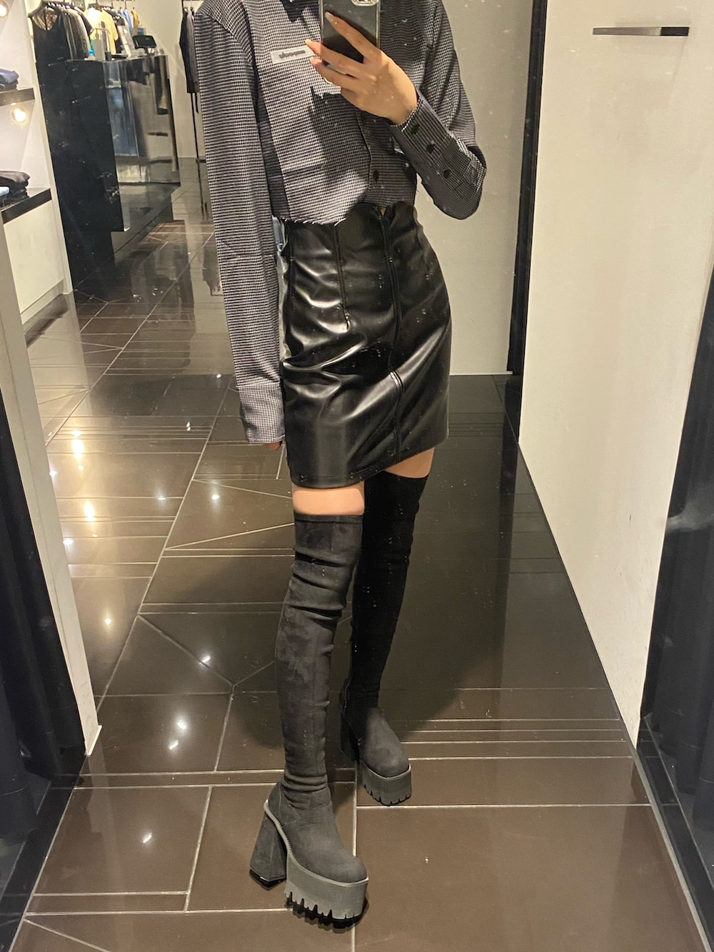 その他のシャツ/ブラウス、ブラック系のブーツ、その他のスカートを着用したレディースの秋コーディネートの4枚目の写真