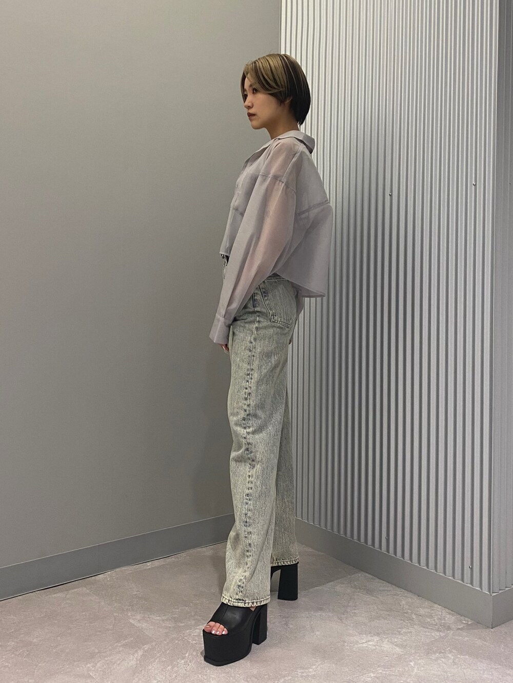 ブラック系のサンダル、グレー系のシャツ/ブラウス、ホワイト系のタンクトップを着用したレディースの春コーディネートの2枚目の写真