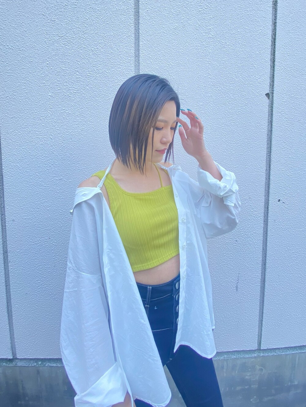 ホワイト系のシャツ/ブラウス、イエロー系のタンクトップ、ホワイト系のサンダルを着用したレディースの春コーディネートの2枚目の写真