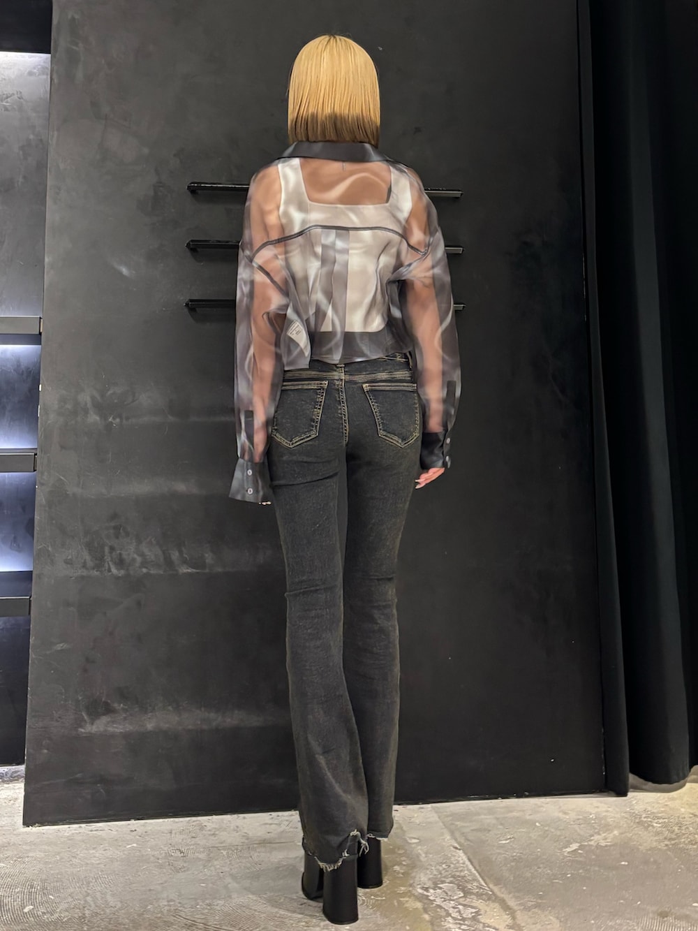 ブルー系のシャツ/ブラウス、ホワイト系のニット/セーター、ブラック系のサンダルを着用したレディースの春コーディネートの3枚目の写真