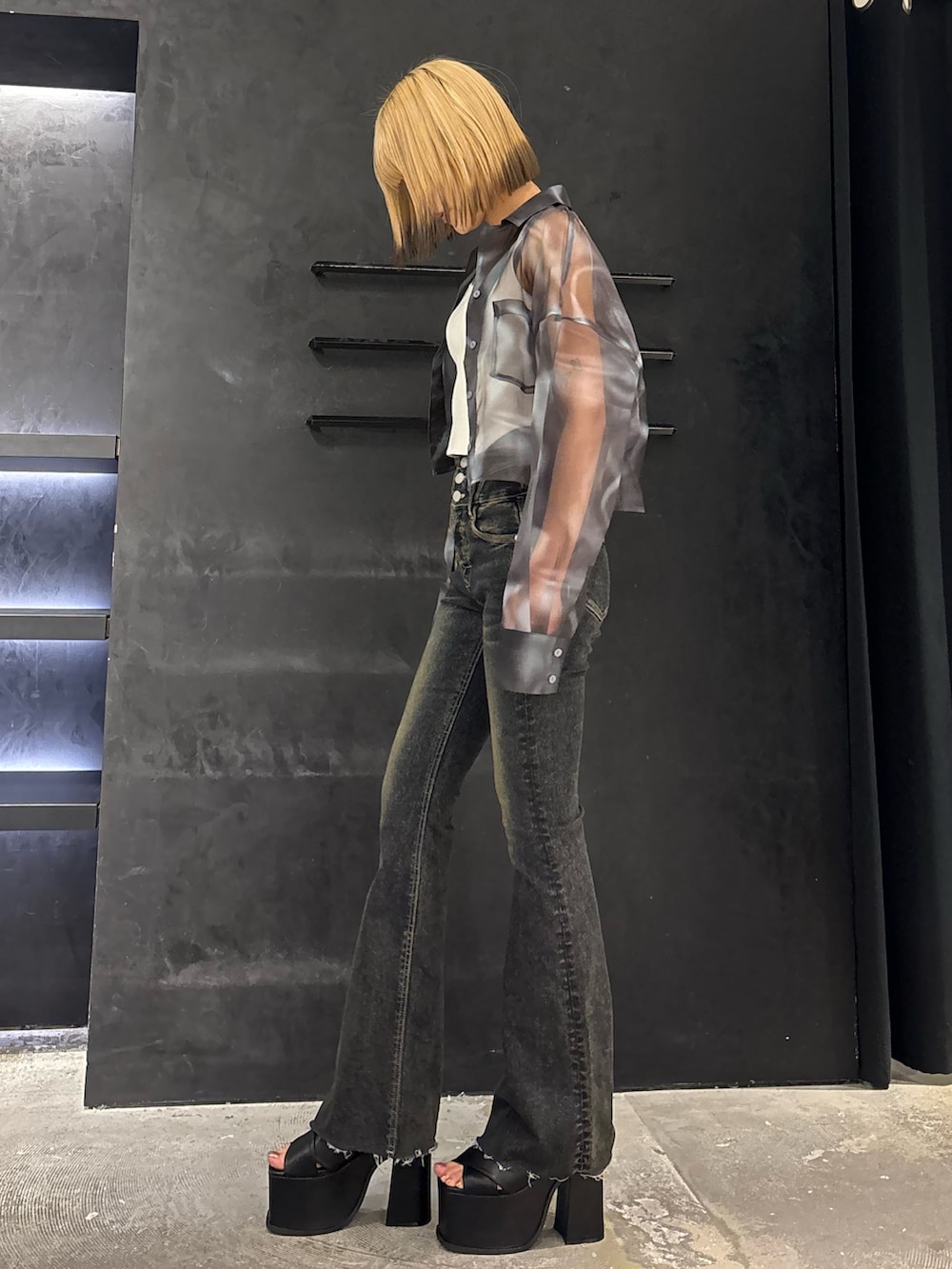 ブルー系のシャツ/ブラウス、ホワイト系のニット/セーター、ブラック系のサンダルを着用したレディースの春コーディネートの2枚目の写真