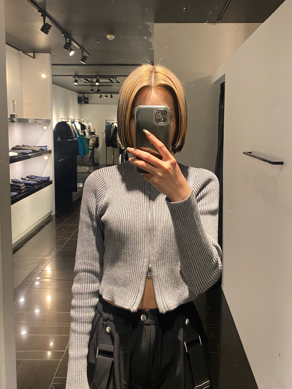 グレー系のニット/セーター、ブラック系のその他パンツ、ブラック系のブーツを着用したレディースの冬コーディネートの3枚目の写真