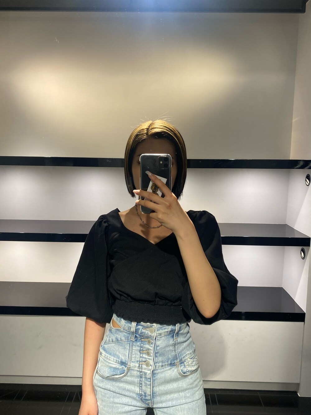 ブラック系のTシャツ/カットソー、ブルー系のデニムパンツ、ブラック系のサンダルを着用したレディースの夏コーディネートの2枚目の写真