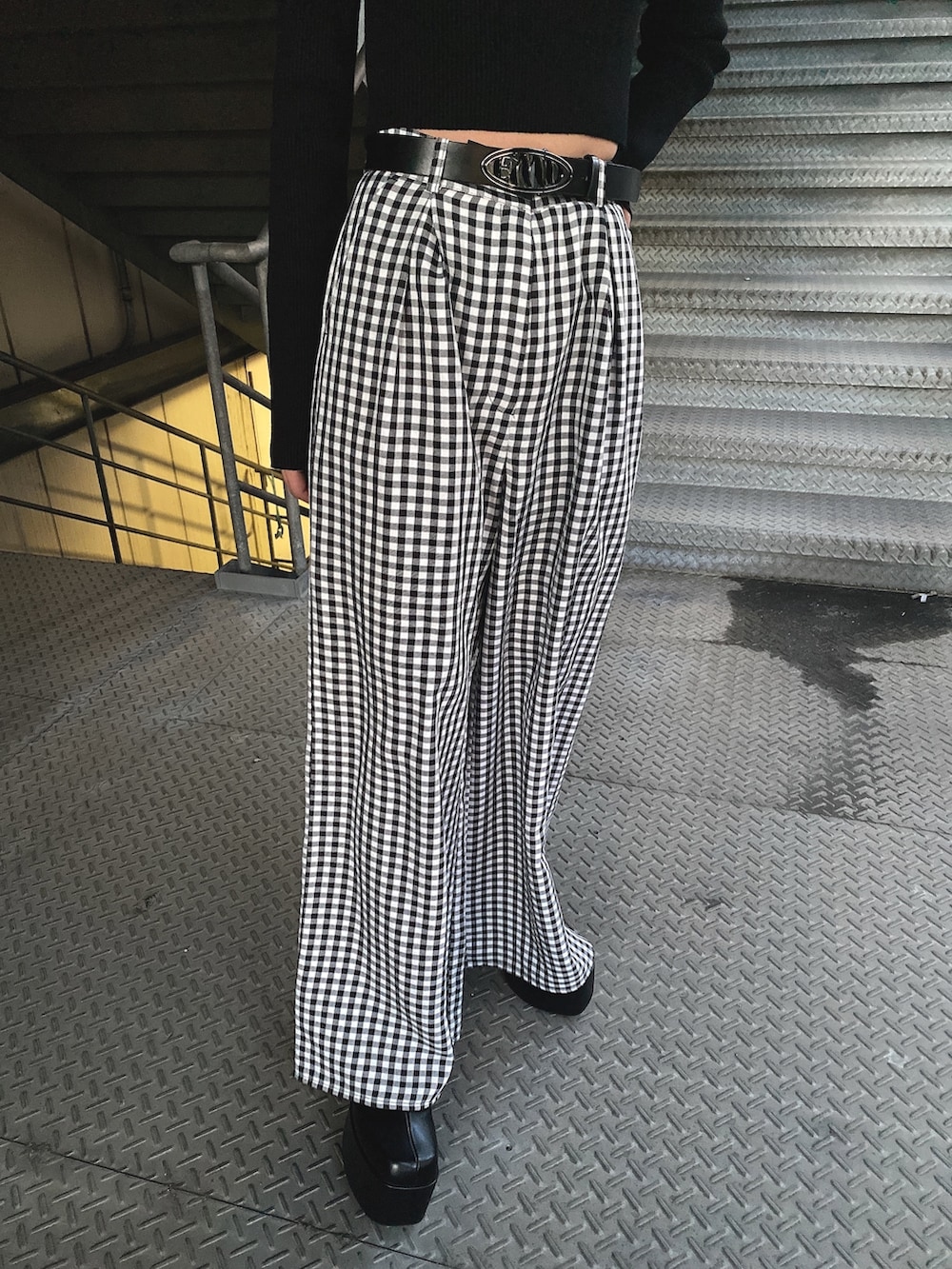 ホワイト系のニット/セーター、その他のその他パンツ、ブラック系のブーツを着用したレディースの冬コーディネートの3枚目の写真