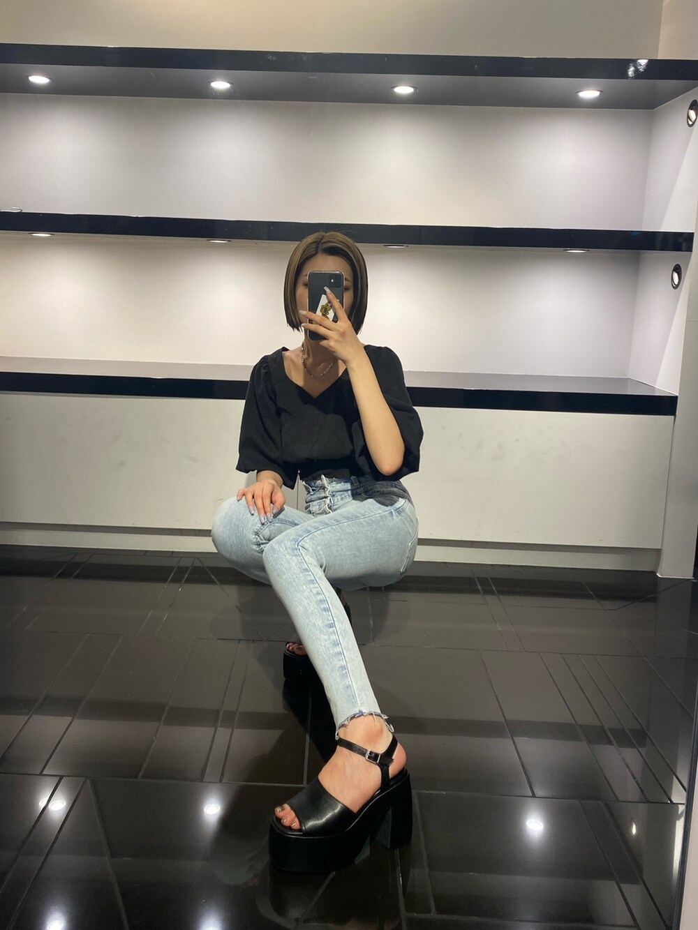 ブラック系のTシャツ/カットソー、ブルー系のデニムパンツ、ブラック系のサンダルを着用したレディースの夏コーディネートの5枚目の写真