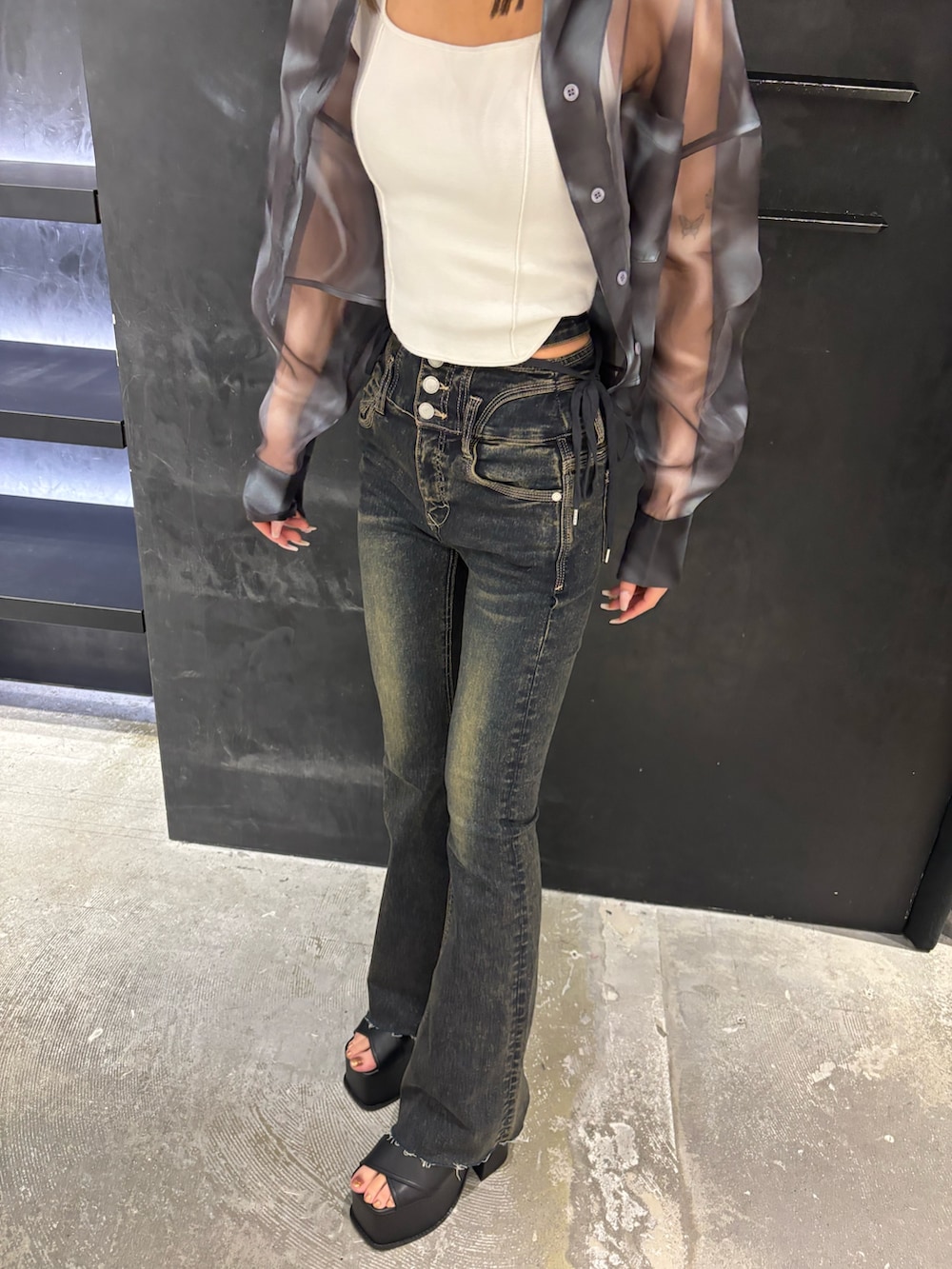 ブルー系のシャツ/ブラウス、ホワイト系のニット/セーター、ブラック系のサンダルを着用したレディースの春コーディネートの6枚目の写真