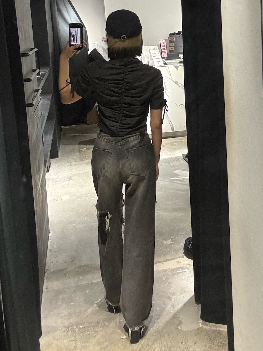 ブラック系のサンダル、ブラック系のデニムパンツ、ブラック系のシャツ/ブラウスを着用したレディースの春コーディネートの3枚目の写真