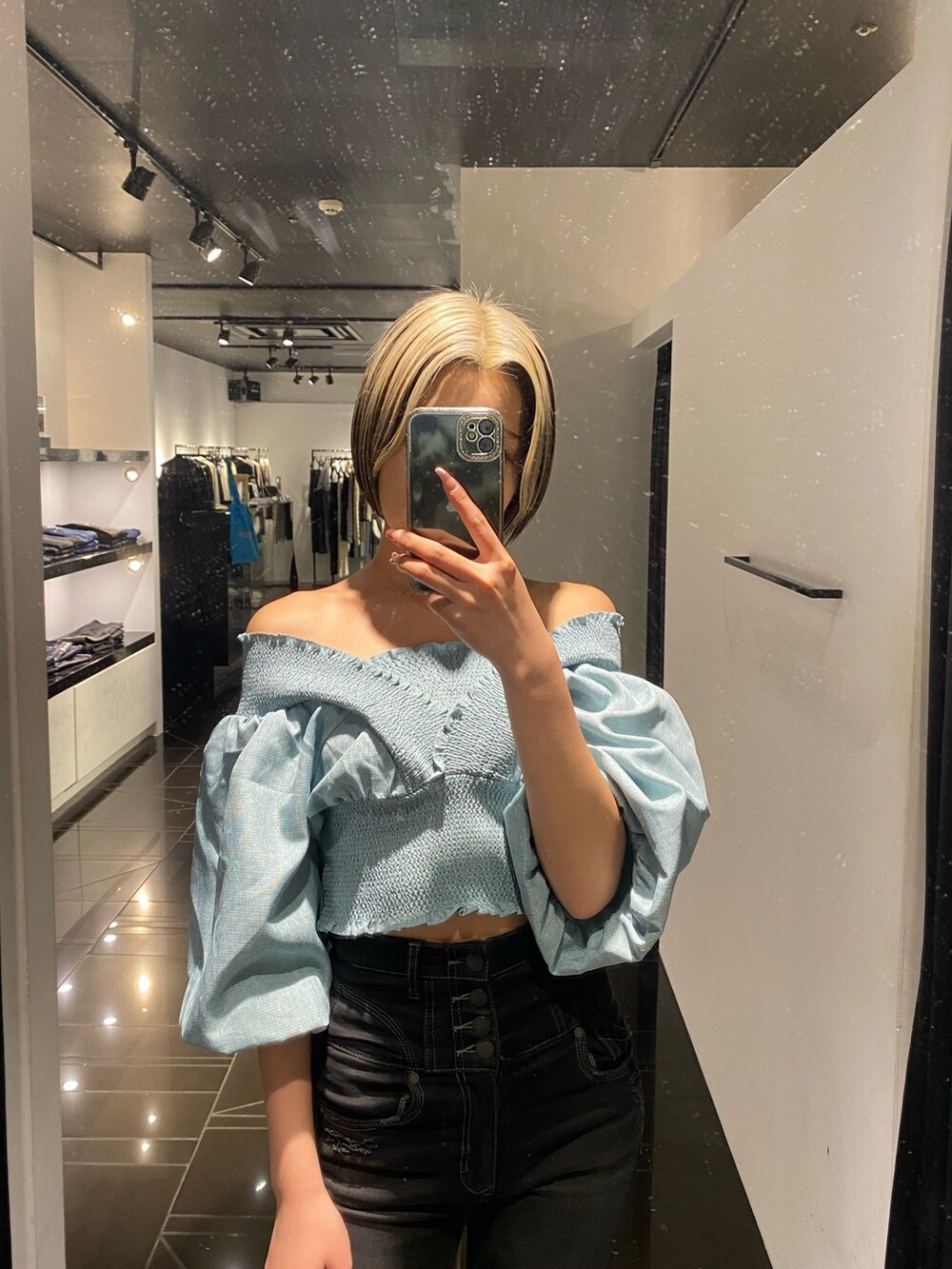 ブルー系のTシャツ/カットソー、ブラック系のデニムパンツ、ブラック系のサンダルを着用したレディースの春コーディネートの4枚目の写真