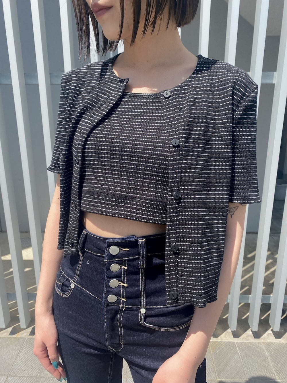 その他のアンサンブル、ホワイト系のサンダル、ブルー系のデニムパンツを着用したレディースの春コーディネートの4枚目の写真