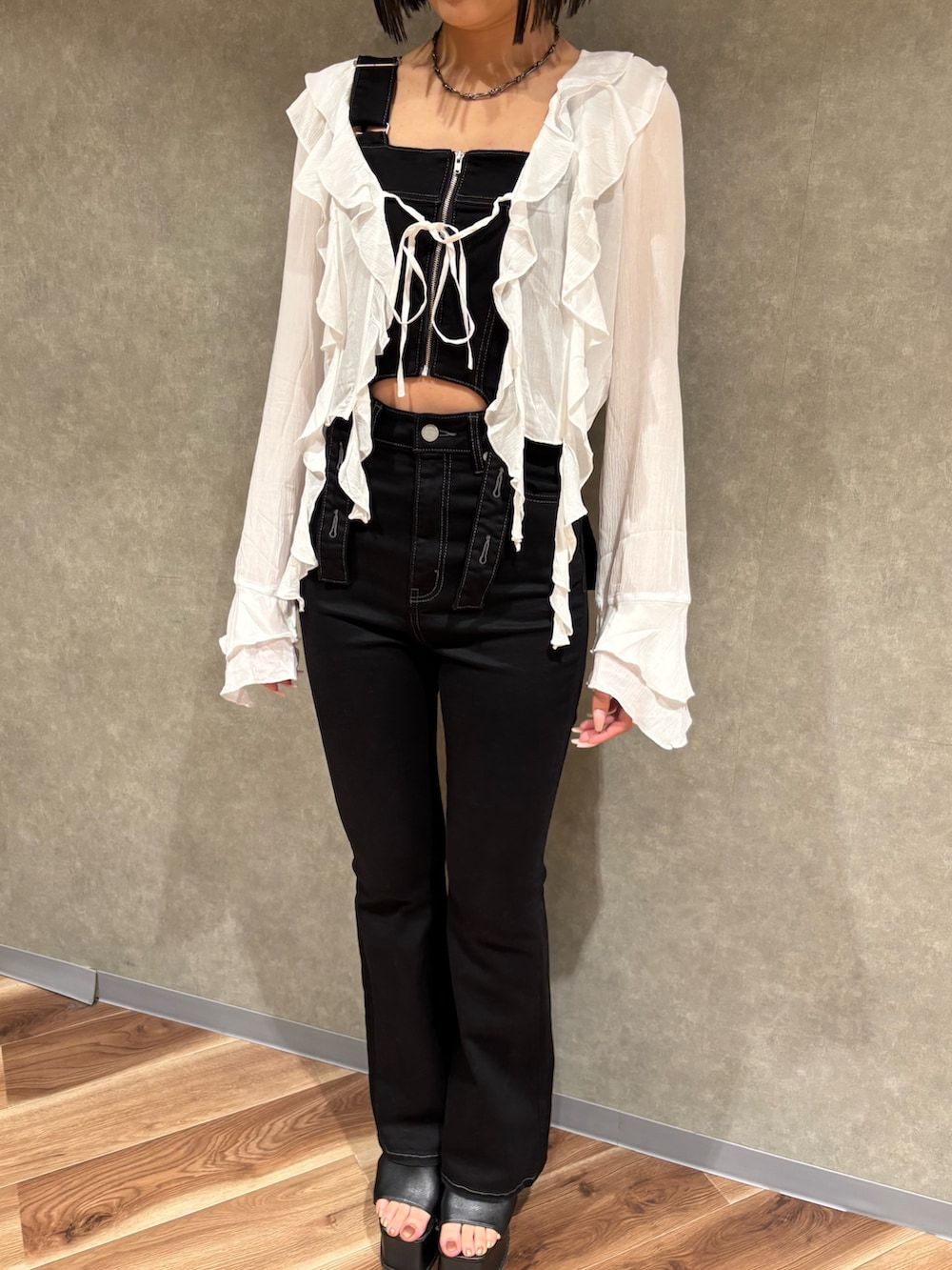 ホワイト系のシャツ/ブラウス、ブラック系のサンダル、ブラック系のサロペット/オーバーオールを着用したレディースの春コーディネートの5枚目の写真