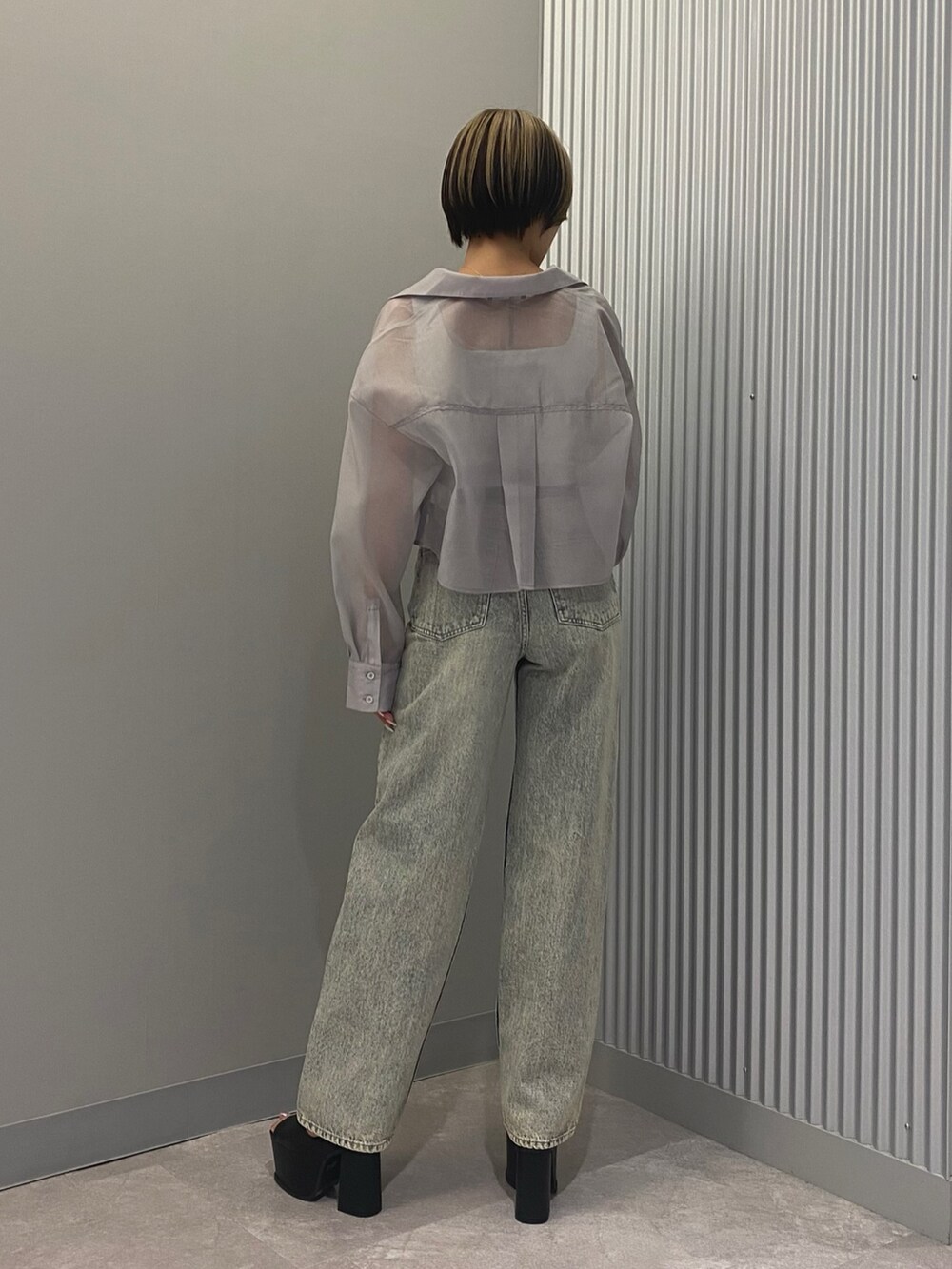 ブラック系のサンダル、グレー系のシャツ/ブラウス、ホワイト系のタンクトップを着用したレディースの春コーディネートの3枚目の写真