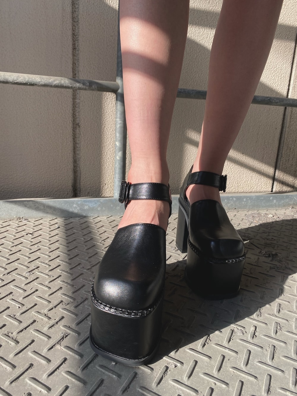 ブラック系のサンダル、ホワイト系のキャミソール、その他のシャツ/ブラウスを着用したレディースの春コーディネートの6枚目の写真