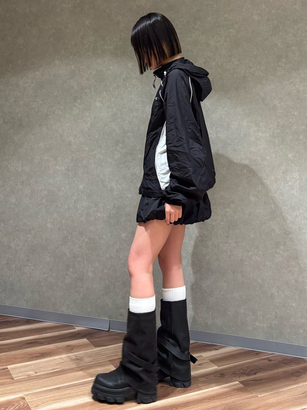 ブラック系のブルゾン、ブラック系のブーツ、ブラック系のスカートを着用したレディースの春コーディネートの2枚目の写真