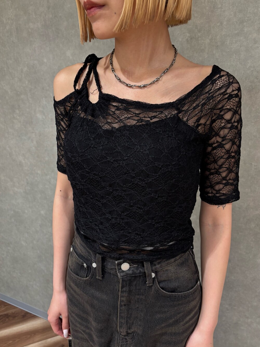 ブラック系のサンダル、ブラック系のデニムパンツ、ブラック系のTシャツ/カットソーを着用したレディースの春コーディネートの4枚目の写真