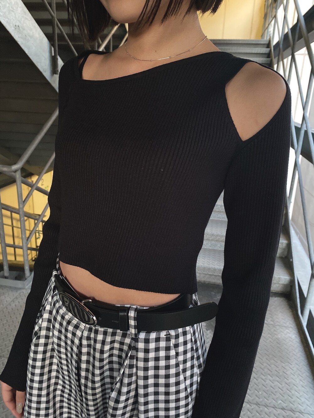 ホワイト系のニット/セーター、その他のその他パンツ、ブラック系のブーツを着用したレディースの冬コーディネートの2枚目の写真