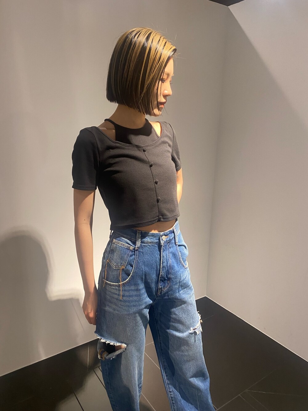 ブラック系のTシャツ/カットソー、ブルー系のデニムパンツ、ブラック系のサンダルを着用したレディースの夏コーディネートの5枚目の写真