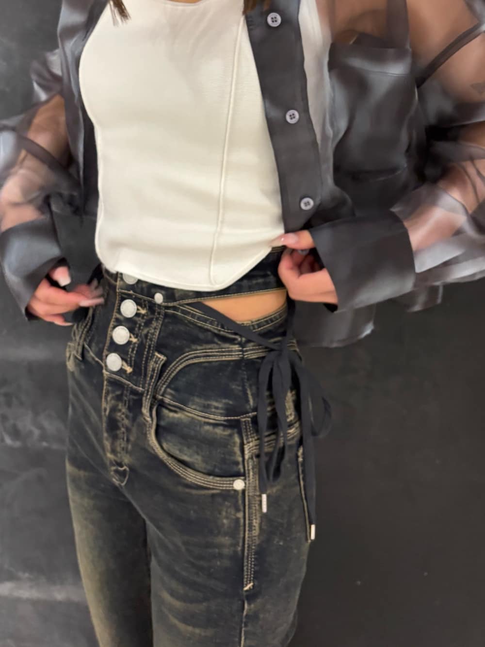 ブルー系のシャツ/ブラウス、ホワイト系のニット/セーター、ブラック系のサンダルを着用したレディースの春コーディネートの5枚目の写真