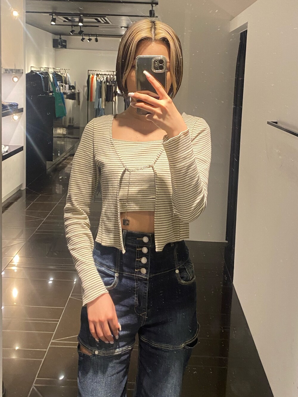 その他のTシャツ/カットソー、ブルー系のデニムパンツ、ブラック系のサンダルを着用したレディースの春コーディネートの3枚目の写真