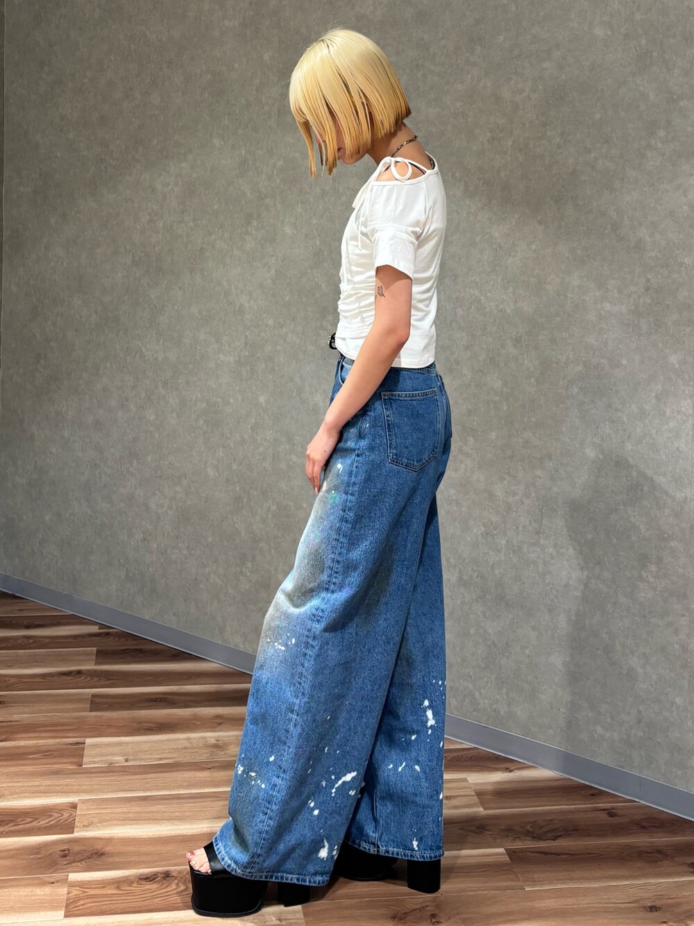 ホワイト系のTシャツ/カットソー、ブルー系のデニムパンツ、ブラック系のサンダルを着用したレディースの春コーディネートの2枚目の写真