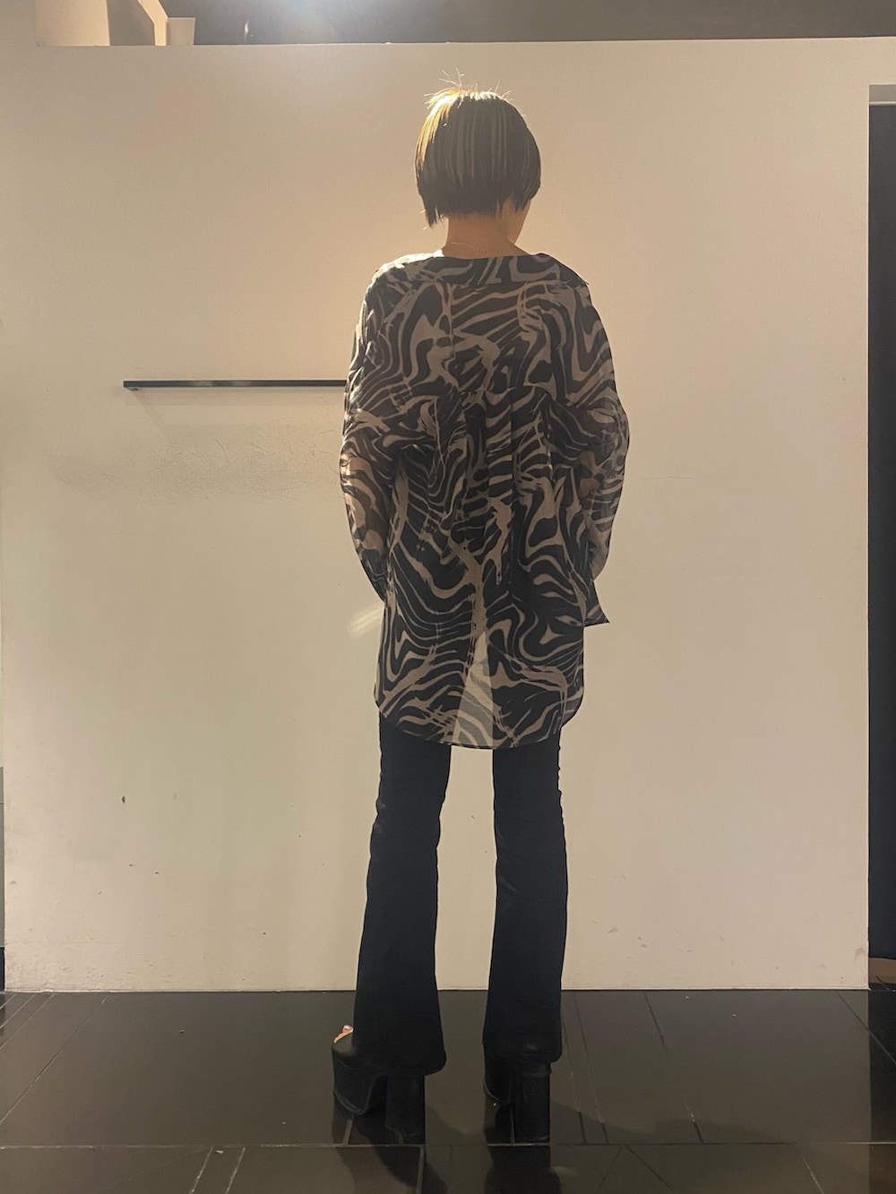 ベージュ系のシャツ/ブラウス、ブラック系のサンダル、ブラック系のサロペット/オーバーオールを着用したレディースの春コーディネートの4枚目の写真