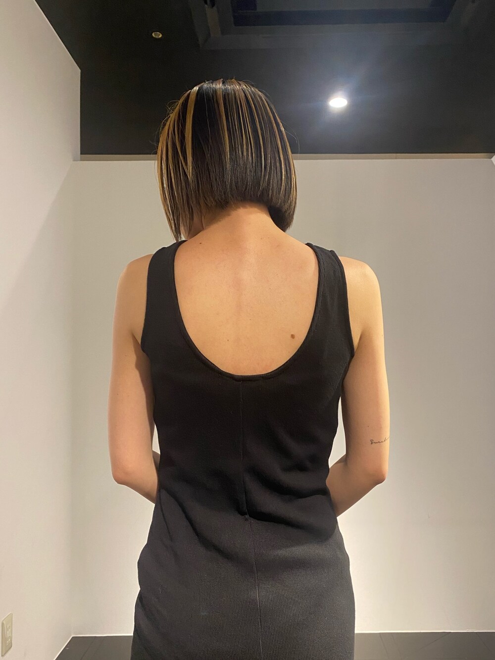 ホワイト系のブーツ、その他のハンドバッグ、ブラック系のワンピースを着用したレディースの春コーディネートの5枚目の写真