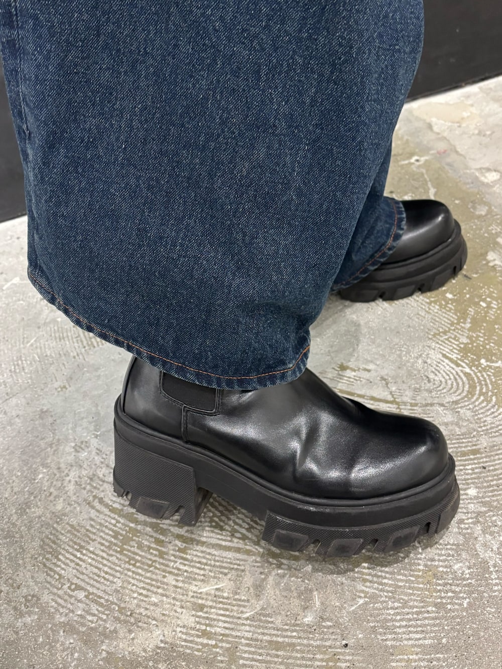 ブルー系のデニムパンツ、ブラック系のニット/セーター、グレー系のブルゾンを着用したレディースの秋コーディネートの6枚目の写真