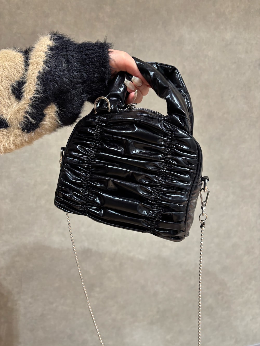 その他のブーツ、ブラック系のスカート、ブラック系のニット/セーターを着用したレディースの冬コーディネートの7枚目の写真