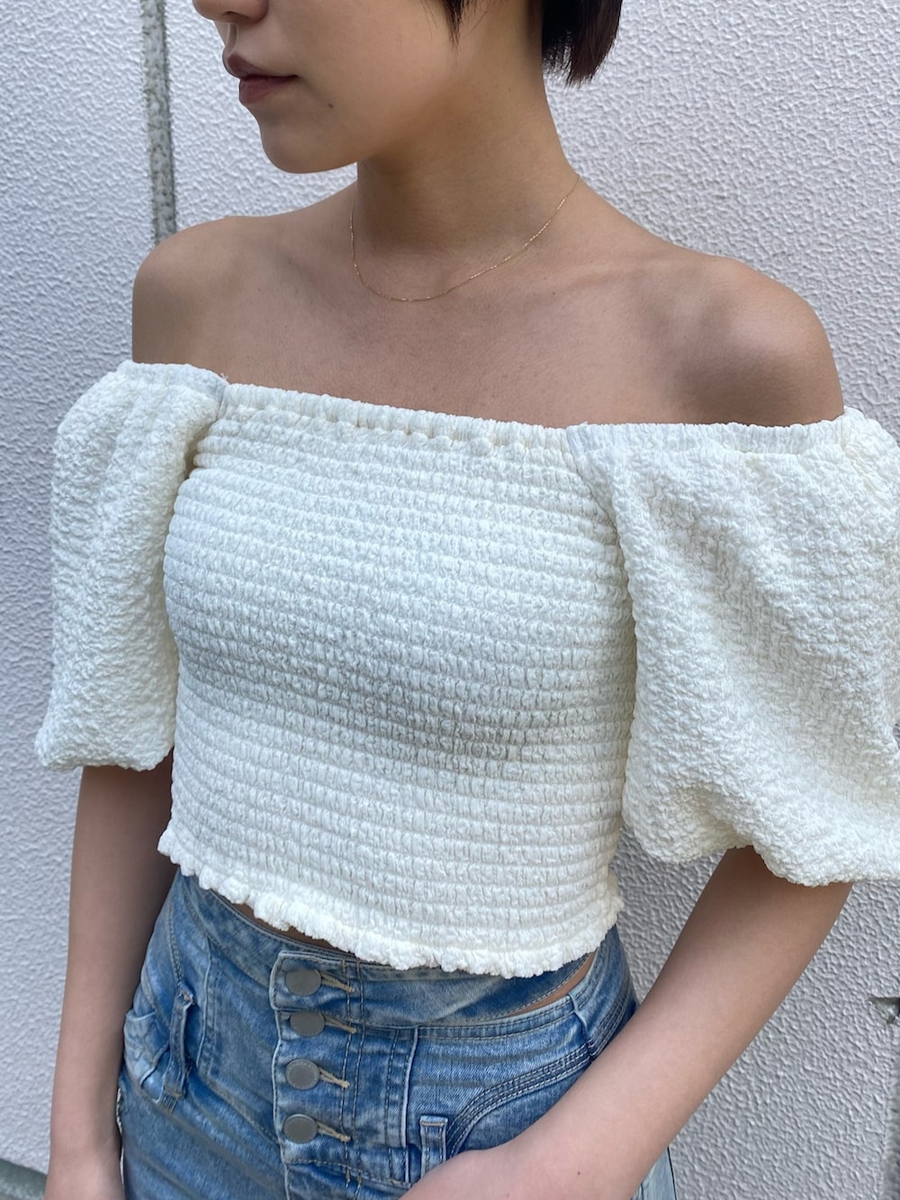 ブラック系のサンダル、ブルー系のデニムパンツ、ホワイト系のTシャツ/カットソーを着用したレディースの春コーディネートの4枚目の写真