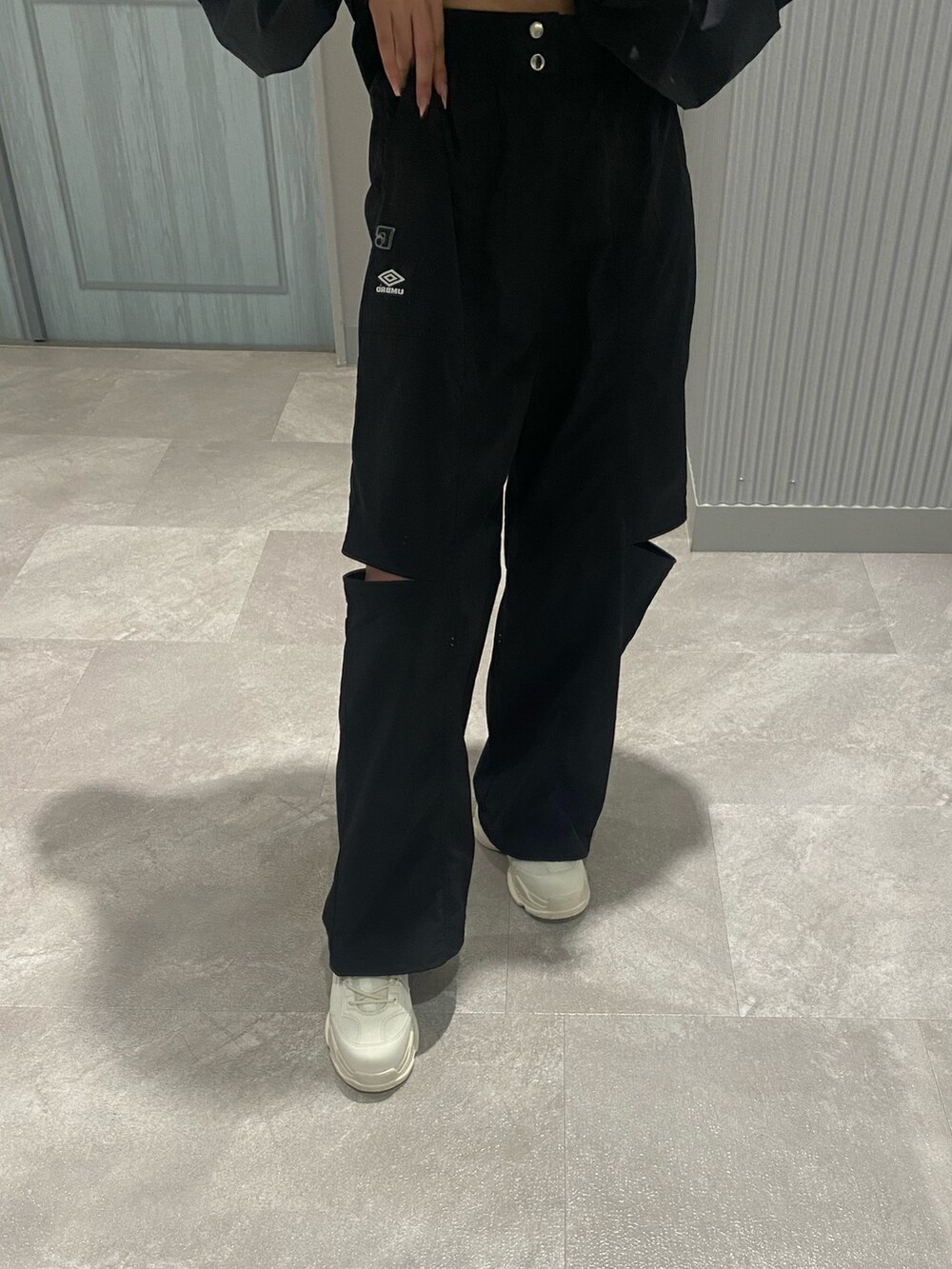 ホワイト系のスニーカー、ブラック系のその他パンツ、ブラック系のブルゾンを着用したレディースの春コーディネートの5枚目の写真