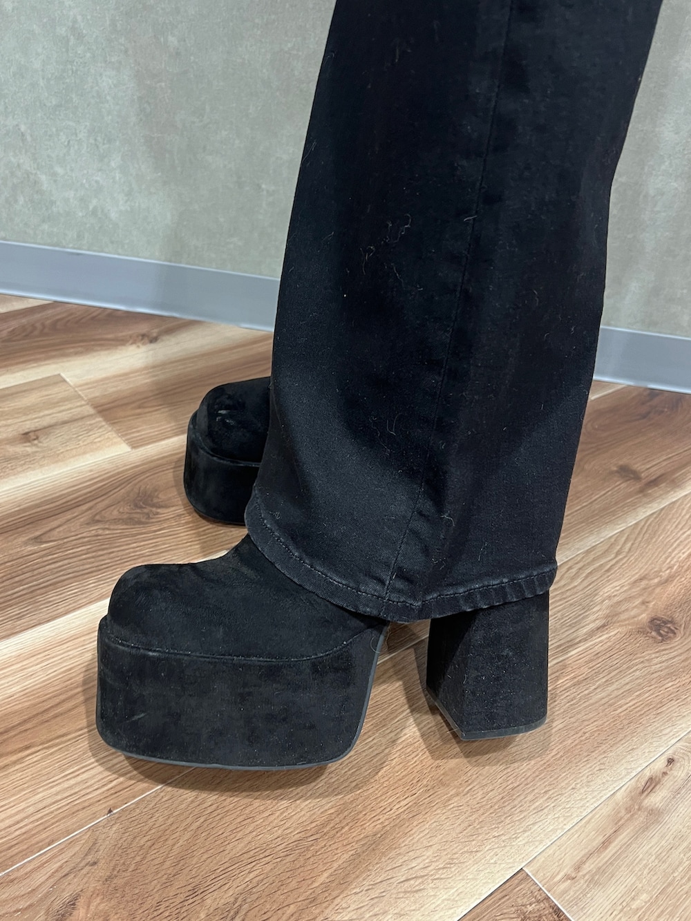 ブラック系のダウンジャケット/コート、ブラック系のデニムパンツ、ブラック系のニット/セーターを着用したレディースの冬コーディネートの6枚目の写真