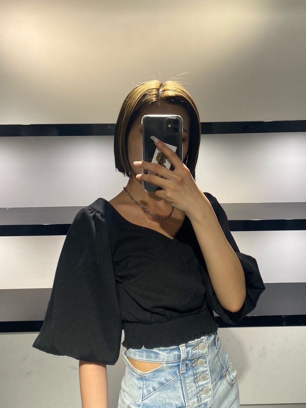 ブラック系のTシャツ/カットソー、ブルー系のデニムパンツ、ブラック系のサンダルを着用したレディースの夏コーディネートの3枚目の写真