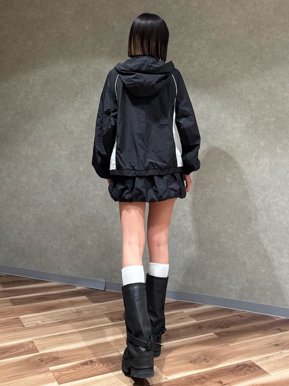 ブラック系のブルゾン、ブラック系のブーツ、ブラック系のスカートを着用したレディースの春コーディネートの3枚目の写真