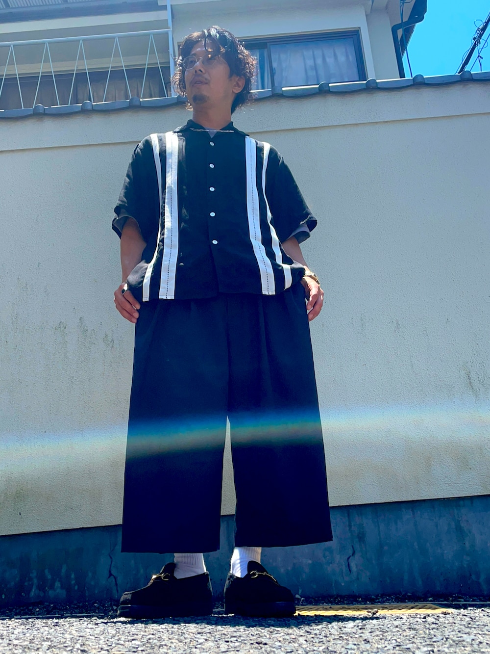 ブラック系のシャツ/ブラウス、ブラック系のローファー、ブラック系のスラックスを着用したメンズの春コーディネートの3枚目の写真