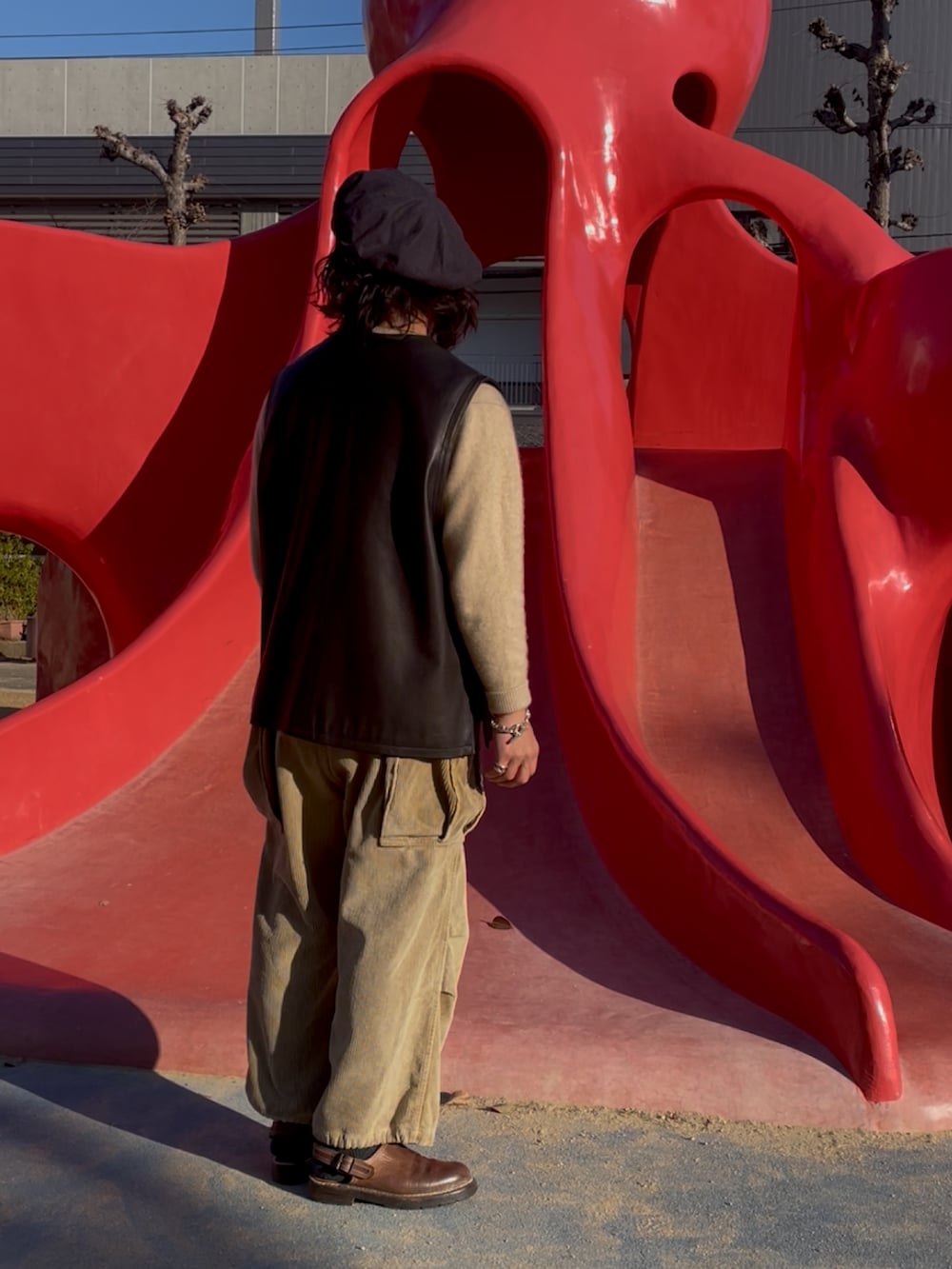 ブラウン系のその他シューズ、ベージュ系のカーゴパンツ、ブラック系のその他アウターを着用したメンズの冬コーディネートの2枚目の写真