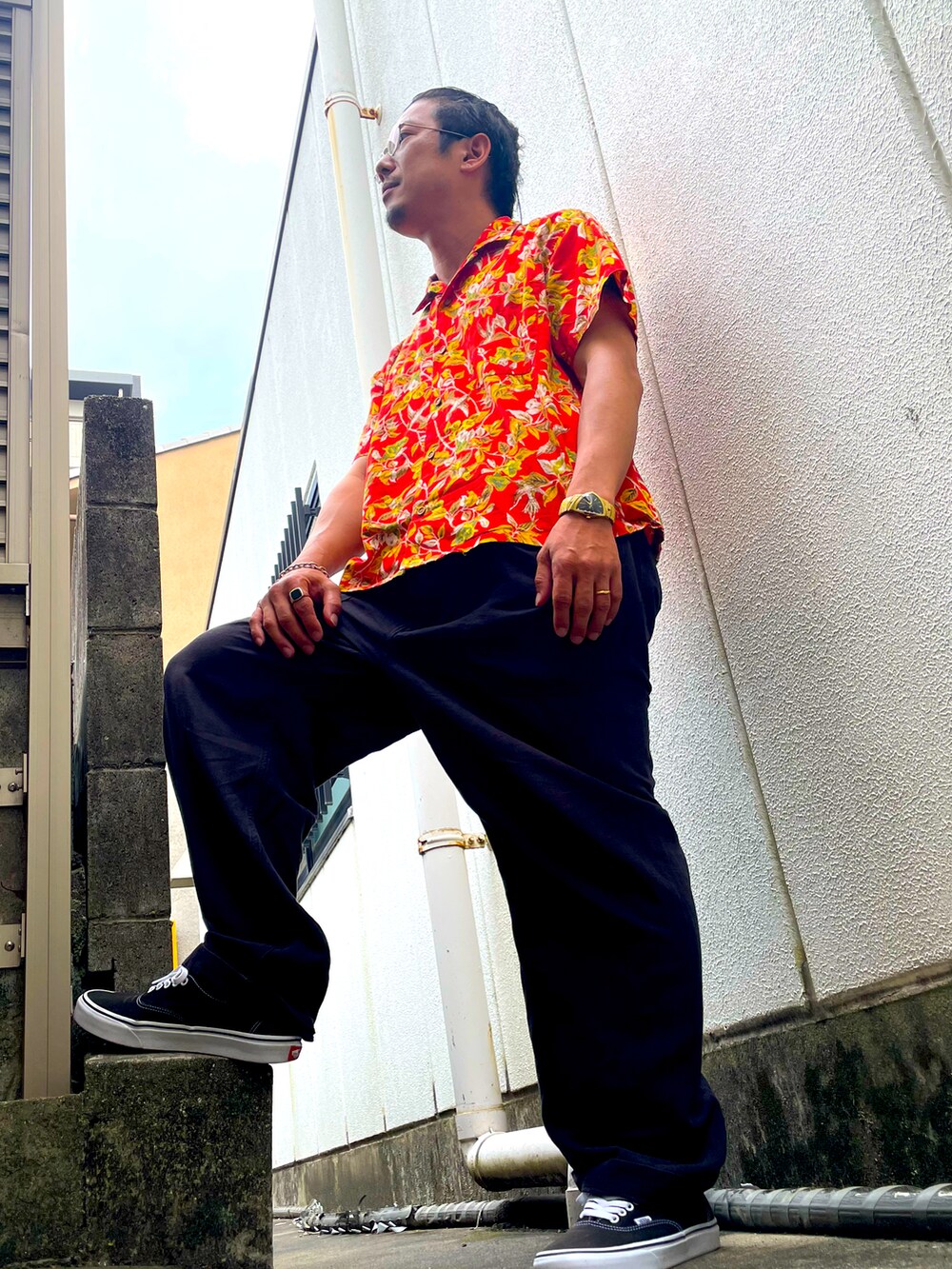 ブラック系のスニーカー、ブラック系のパンツ、レッド系のシャツ/ブラウスを着用したメンズの夏コーディネートの2枚目の写真