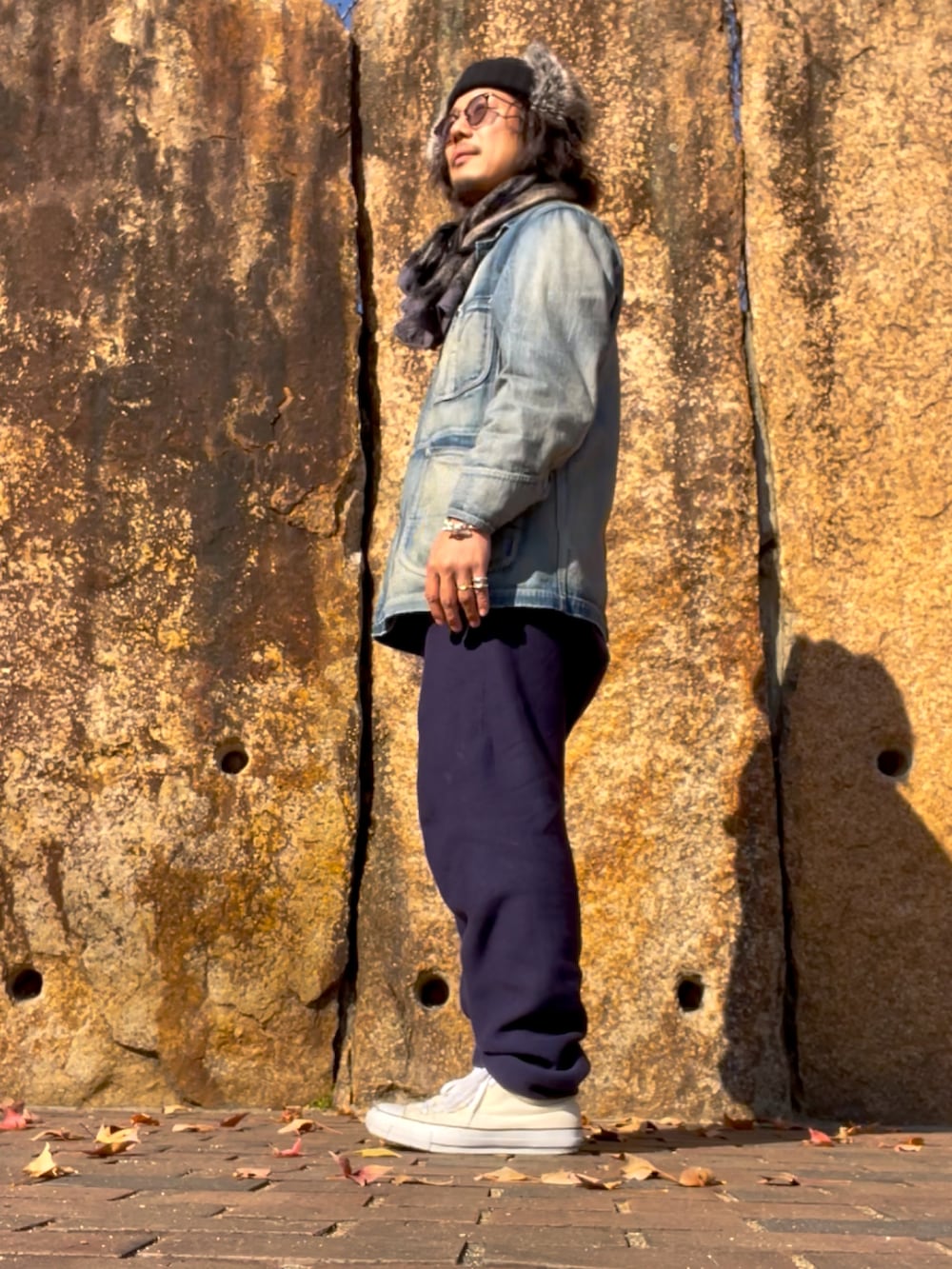 ブルー系のカバーオール、ホワイト系のスニーカー、ブルー系のスウェットパンツを着用したメンズの冬コーディネートの2枚目の写真