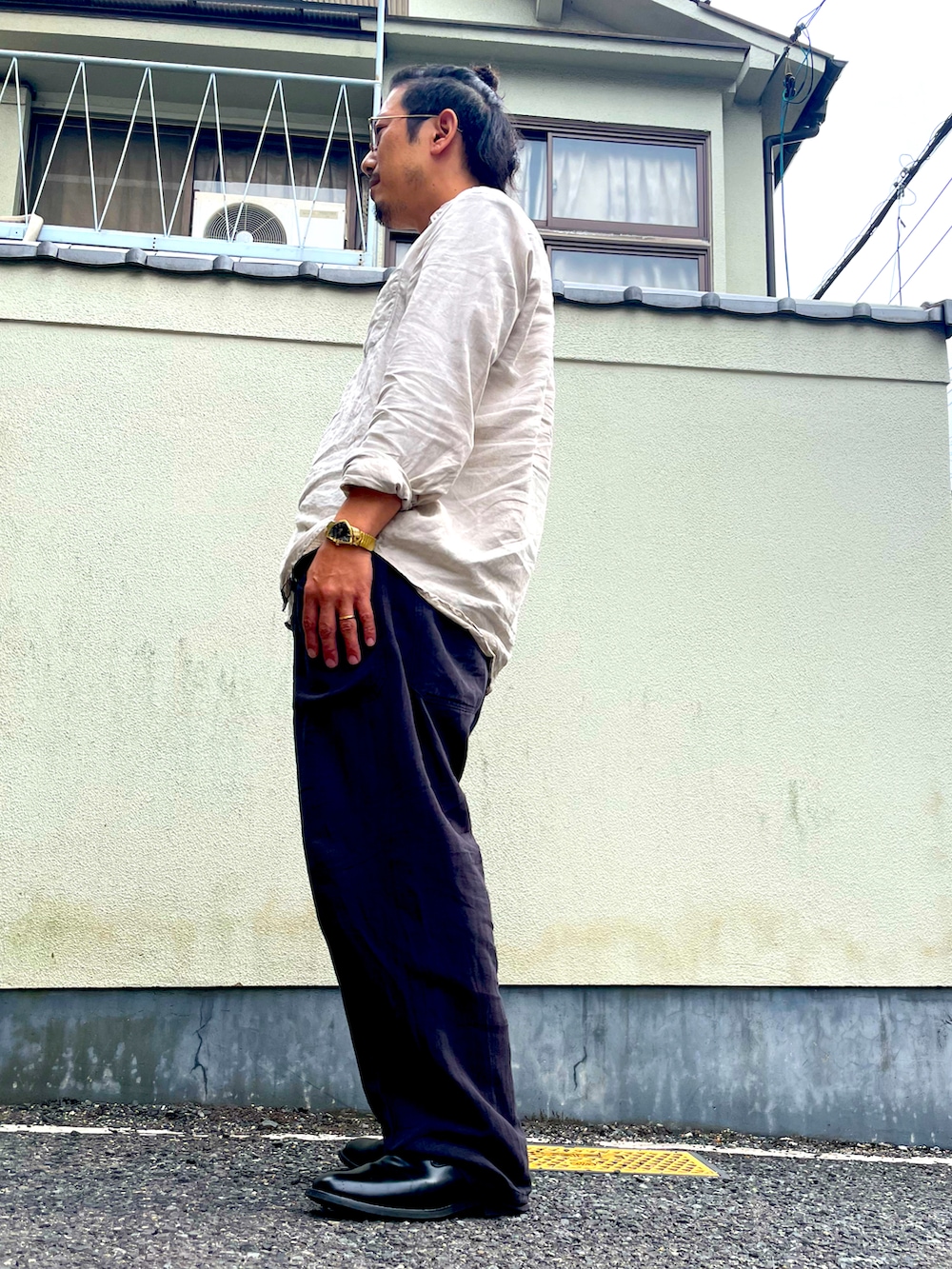 ブラック系のローファー、ブラック系のパンツ、ベージュ系のシャツ/ブラウスを着用したメンズの春コーディネートの2枚目の写真