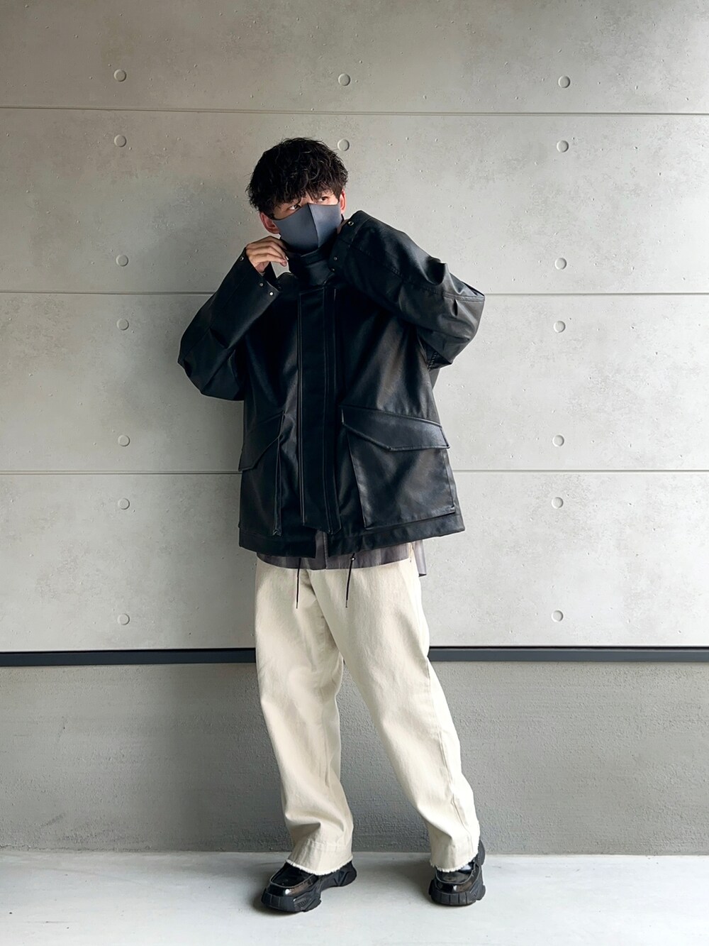 「秋服まるっと大公開、今日のコーデ、休日コーデ、大人コーデ、オトナカジュアル、メンズファッション、WYM」｜「WYM LIDNMのFAUX LEATHER MILITARY BLOUSON（ブルゾン、ブラック系）」を使った、ko-chiさん（メンズ・176cm）の秋コーディネートの2枚目の写真