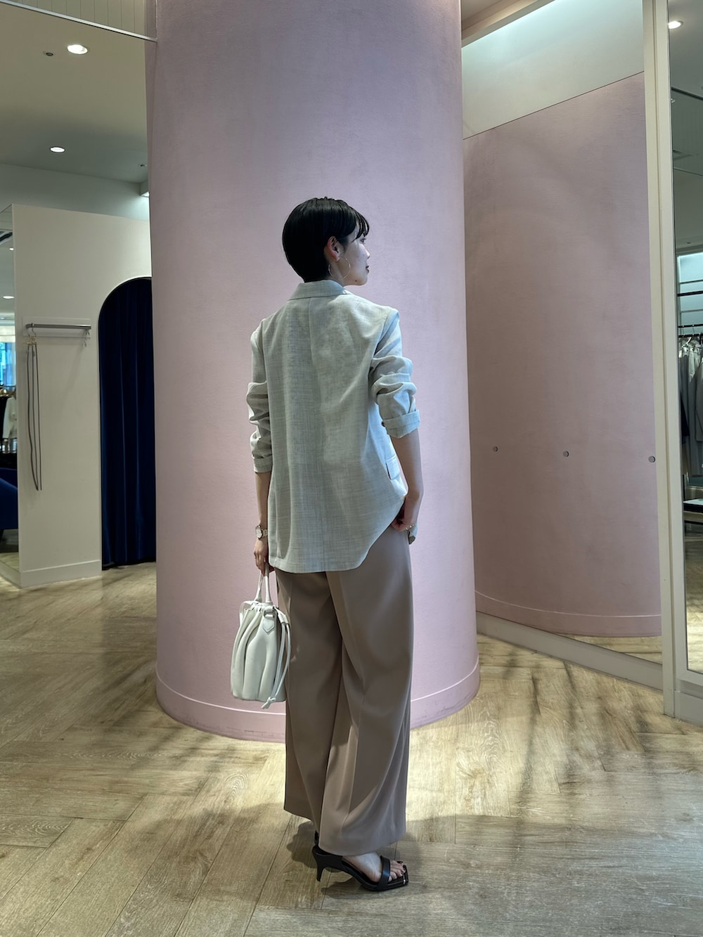 ピンク系のその他パンツ、ホワイト系のシャツ/ブラウス、ベージュ系のテーラードジャケットを着用したレディースの春コーディネートの5枚目の写真