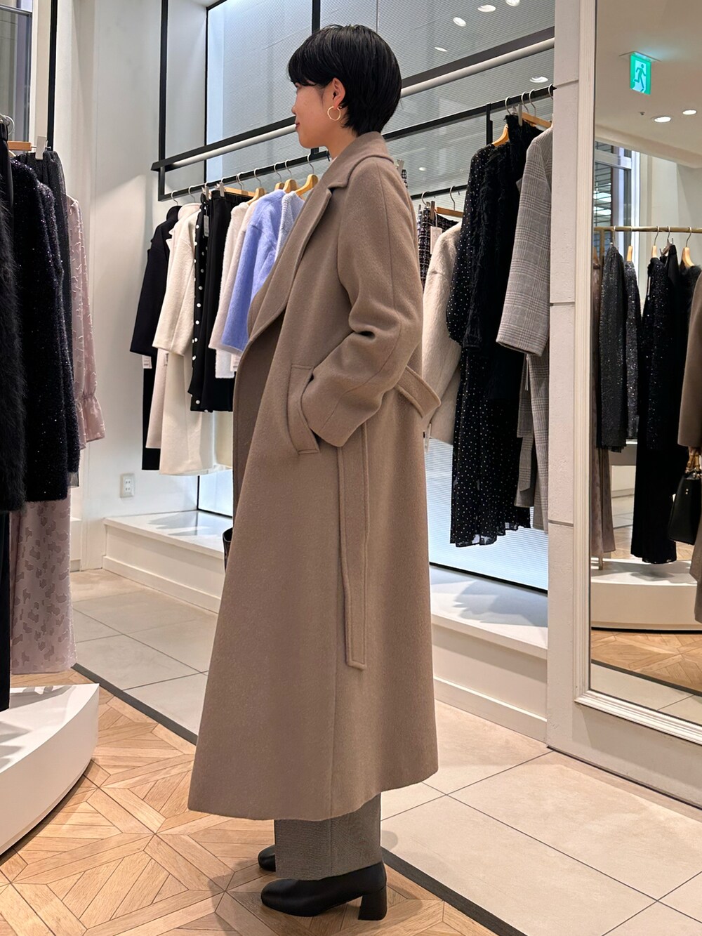 ホワイト系のニット/セーター、グレー系のその他パンツ、グリーン系のその他アウターを着用したレディースの冬コーディネートの3枚目の写真