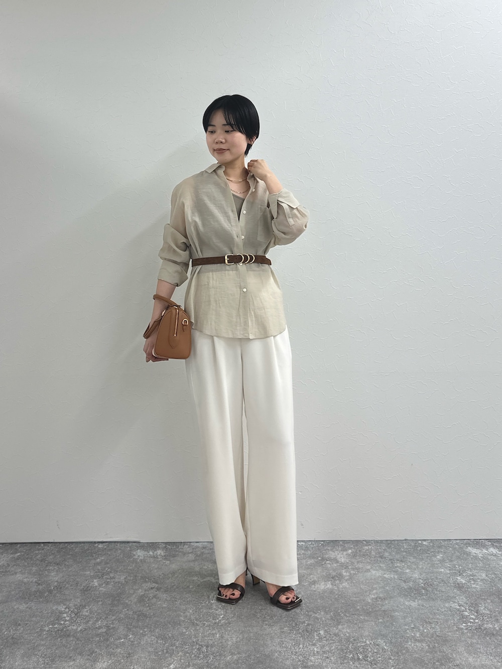 ベージュ系のシャツ/ブラウス、ホワイト系のその他パンツ、ブラウン系のボストンバッグを着用したレディースの春コーディネートの2枚目の写真