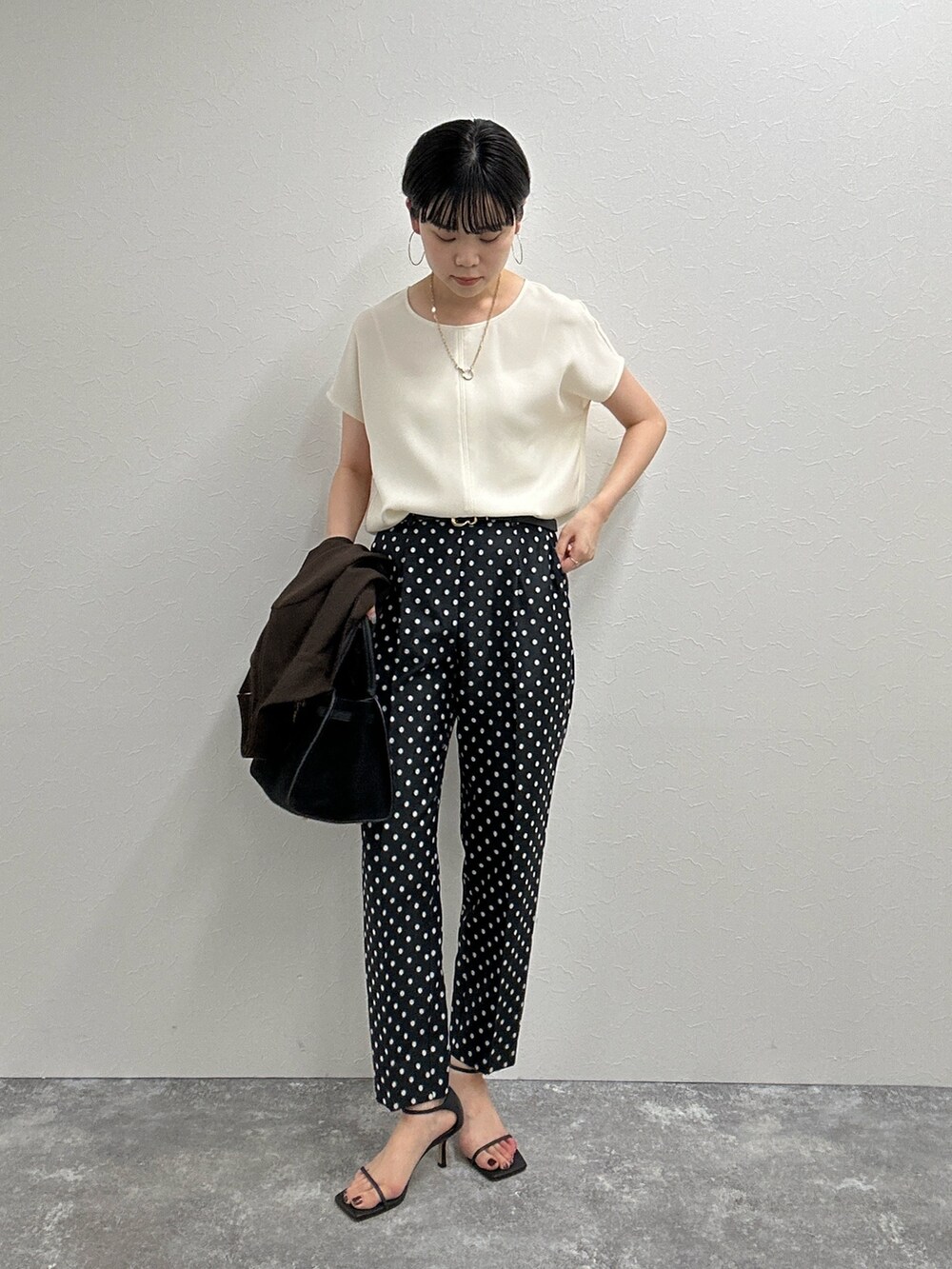 ブラック系のその他パンツ、ホワイト系のシャツ/ブラウスを着用したレディースの夏コーディネートの2枚目の写真