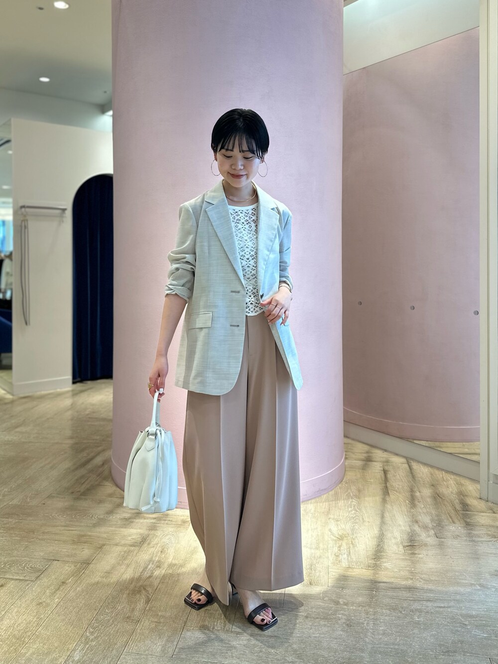 ピンク系のその他パンツ、ホワイト系のシャツ/ブラウス、ベージュ系のテーラードジャケットを着用したレディースの春コーディネートの3枚目の写真