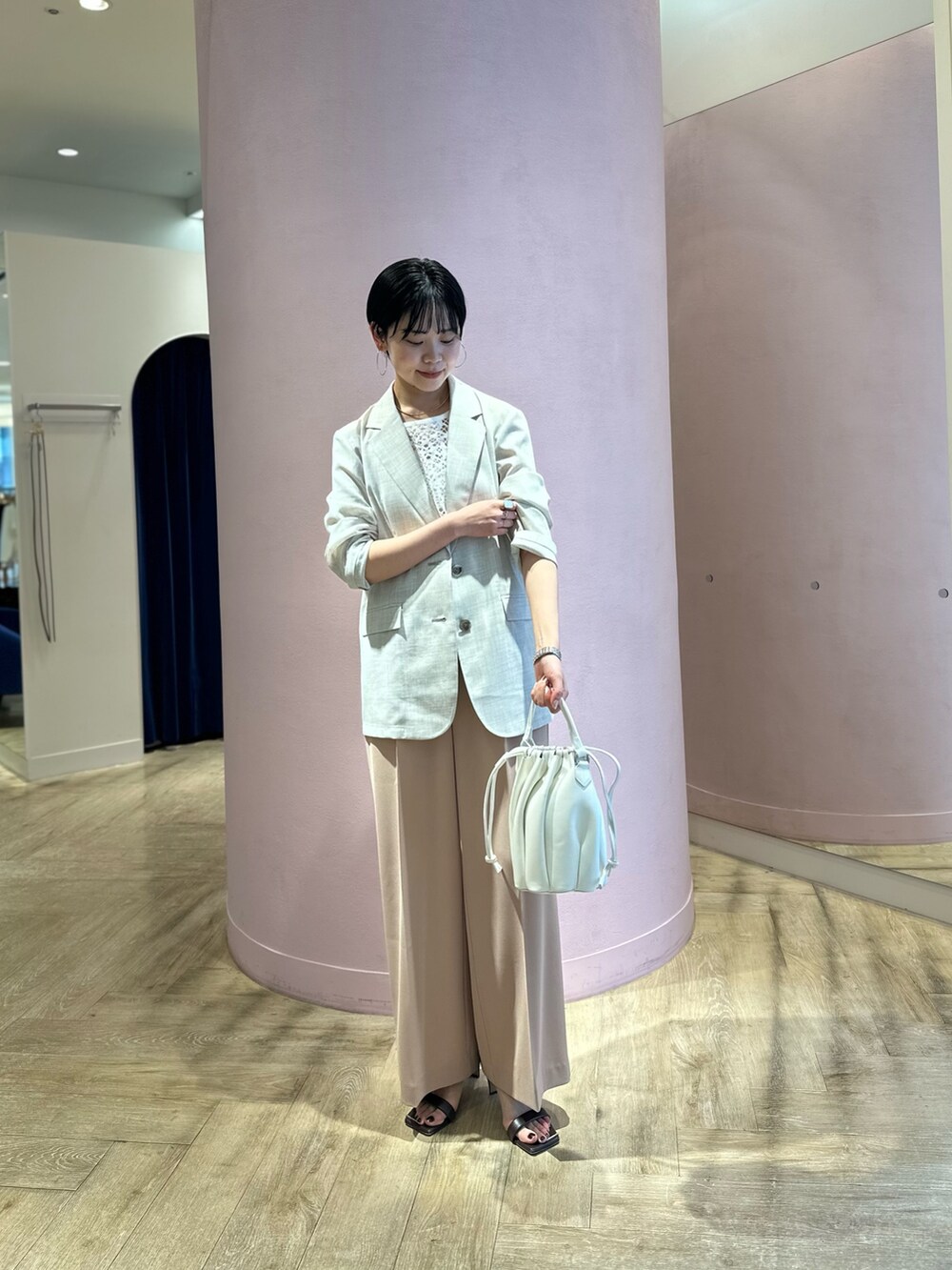 ピンク系のその他パンツ、ホワイト系のシャツ/ブラウス、ベージュ系のテーラードジャケットを着用したレディースの春コーディネートの6枚目の写真