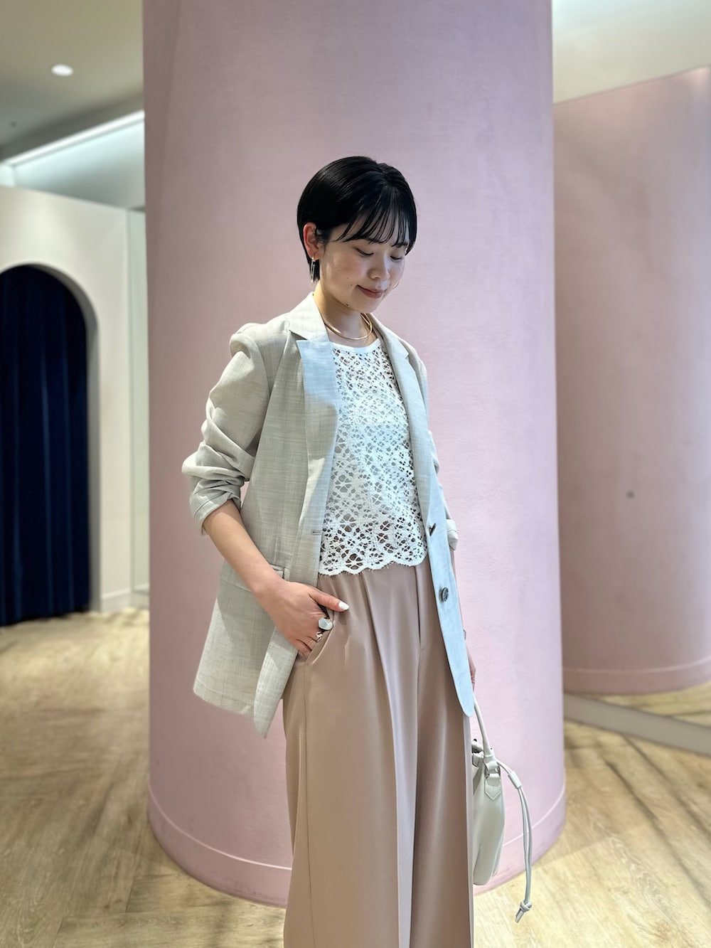 ピンク系のその他パンツ、ホワイト系のシャツ/ブラウス、ベージュ系のテーラードジャケットを着用したレディースの春コーディネートの7枚目の写真