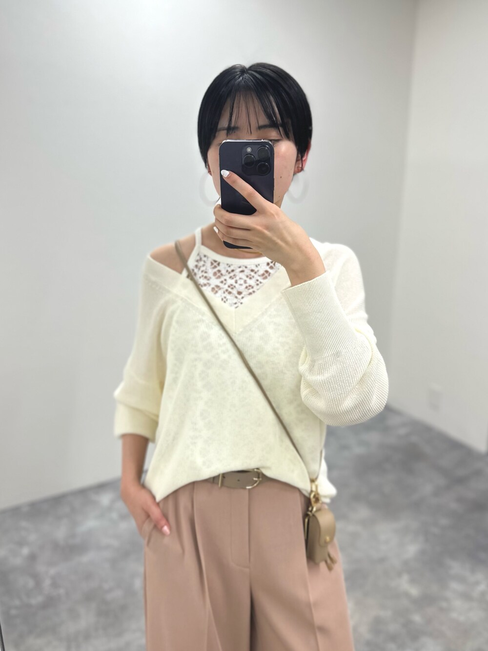 ホワイト系のシャツ/ブラウス、ピンク系のその他パンツ、ホワイト系のニット/セーターを着用したレディースの春コーディネートの7枚目の写真