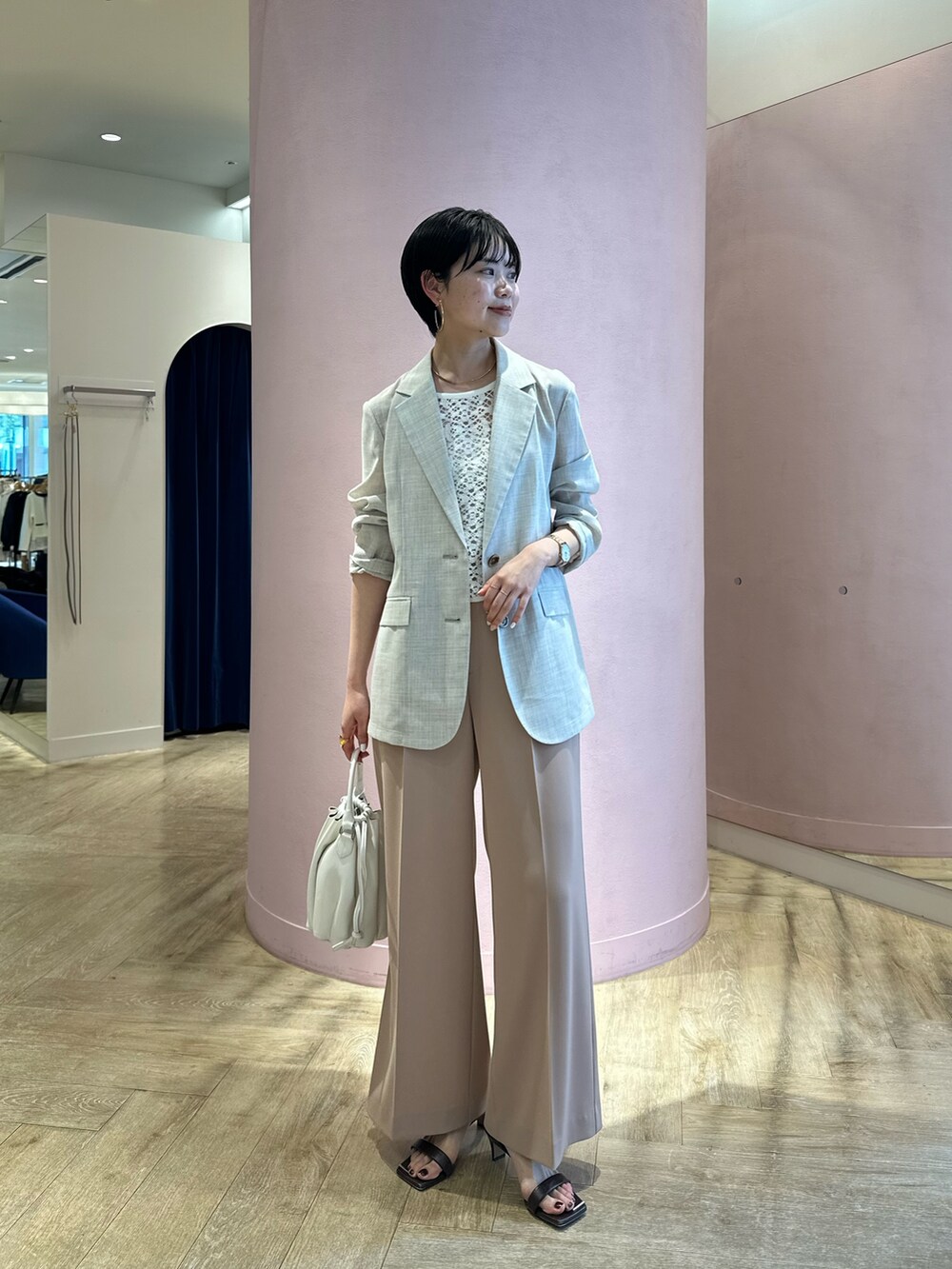 ピンク系のその他パンツ、ホワイト系のシャツ/ブラウス、ベージュ系のテーラードジャケットを着用したレディースの春コーディネートの4枚目の写真