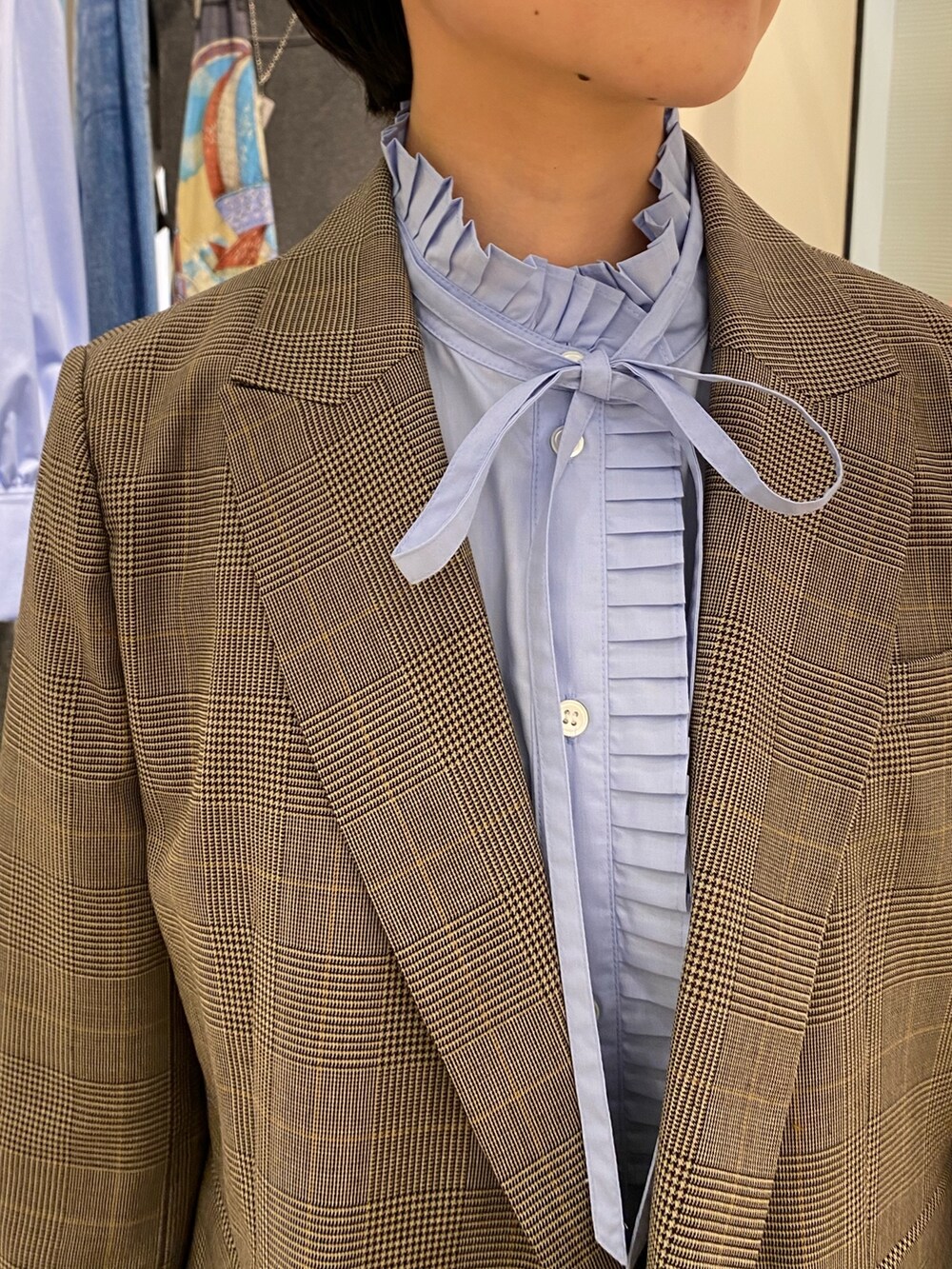 ブルー系のシャツ/ブラウス、ベージュ系のテーラードジャケット、ブラック系のその他パンツを着用したレディースの秋コーディネートの5枚目の写真