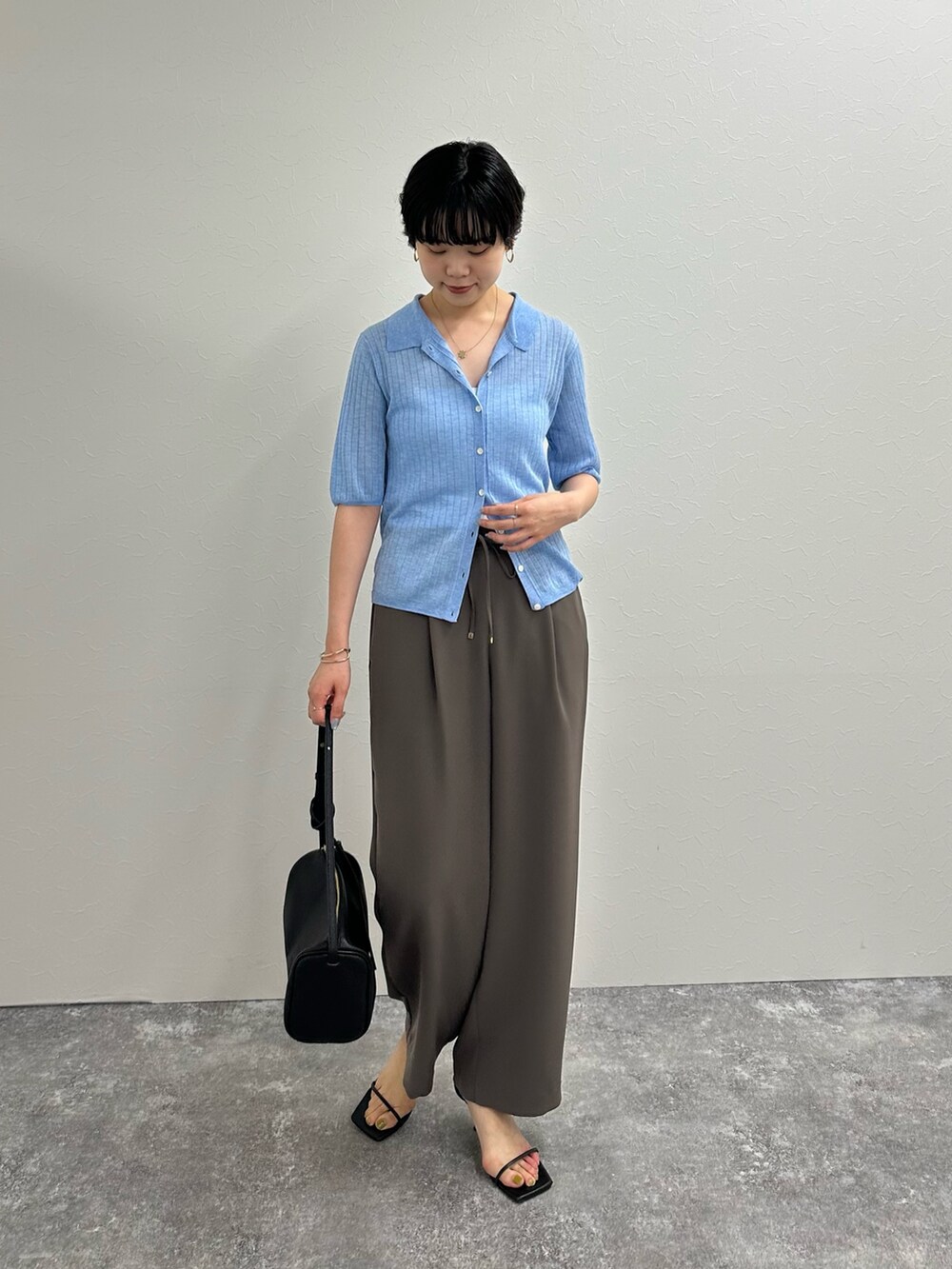 ブラウン系のその他パンツ、ブルー系のカーディガン/ボレロを着用したレディースの夏コーディネートの6枚目の写真