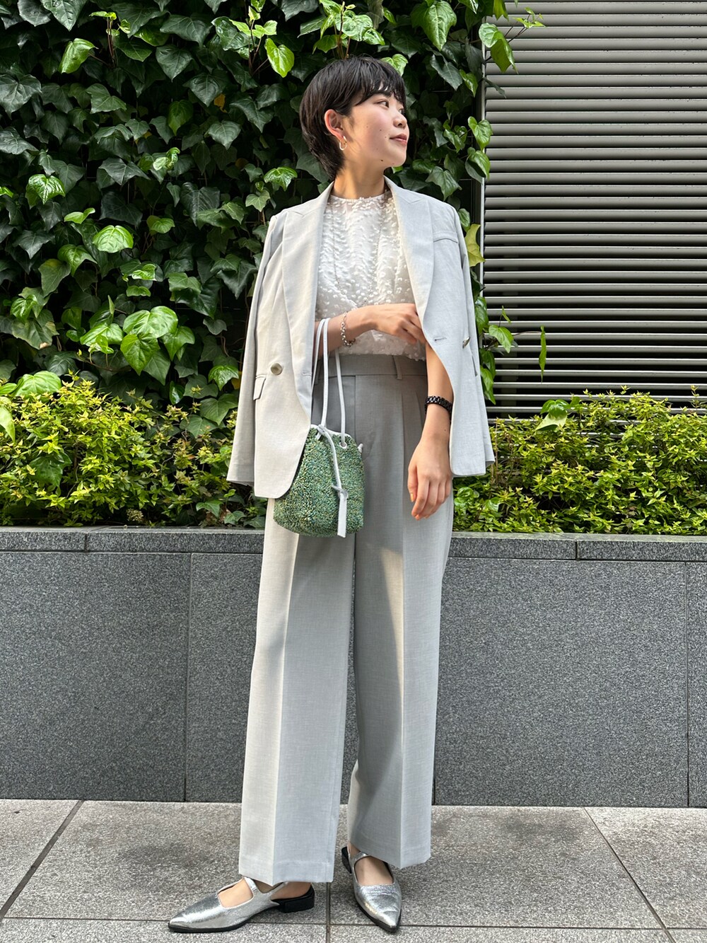 ホワイト系のシャツ/ブラウス、グレー系のその他パンツ、グレー系のテーラードジャケットを着用したレディースの春コーディネートの3枚目の写真